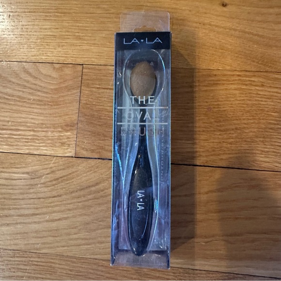 LA LA OVAL MAKEUP BRUSH NEW - Picture 1 of 3